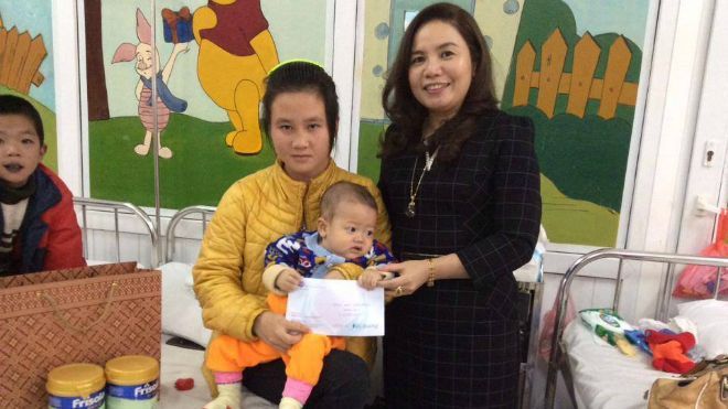 Người đàn bà trong bức ảnh 'tươi cười đi từ thiện' khiến dân mạng dậy sóng là ai?