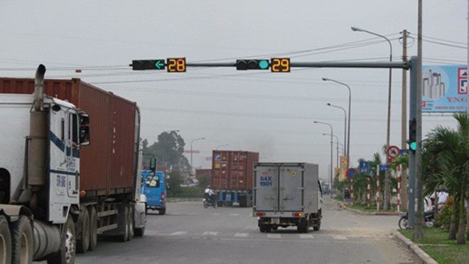 Phạt vượt đèn vàng như đèn đỏ: Có nên bỏ đèn vàng?