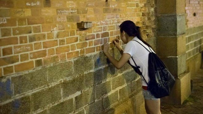 Những người đi du lịch mà ý thức tồi như thế này thì nên ở nhà