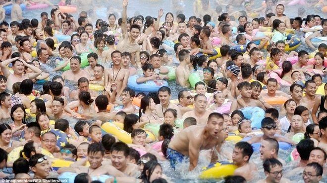 Phát hoảng với bể bơi kín đặc người ở Trung Quốc