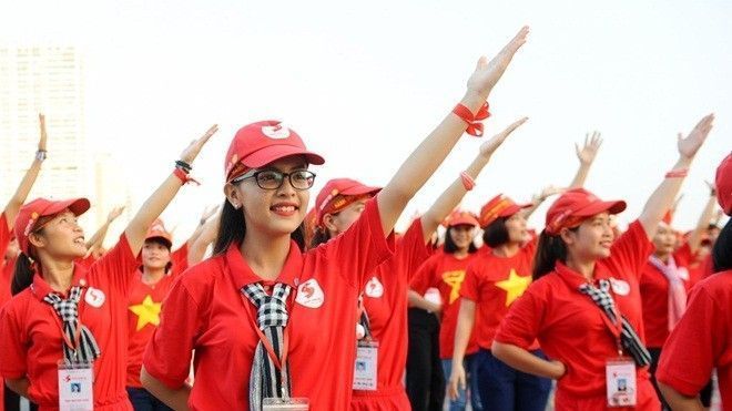 2.000 người xếp hình lá cờ Việt Nam tại Hà Nội