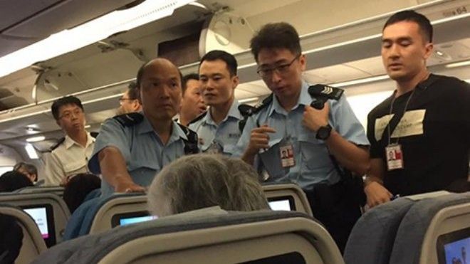 Sỗ sàng ném cốc nước vào tiếp viên trên chuyến bay, ‘thượng đế’ Trung Quốc gặp quả đắng