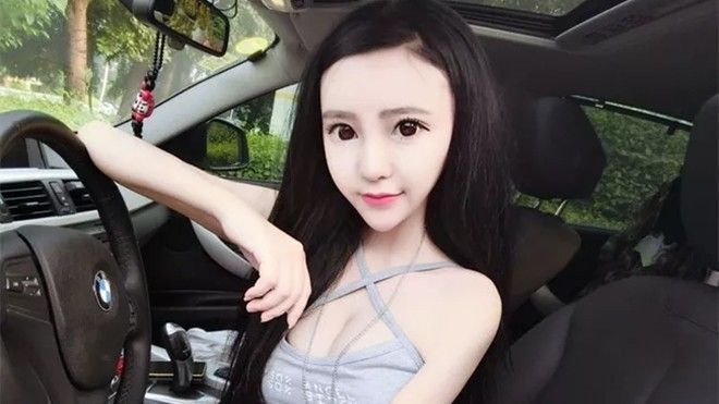 Hotgirl nổi tiếng mặt xinh nhưng mang thân hình của 'người ngoài hành tinh'