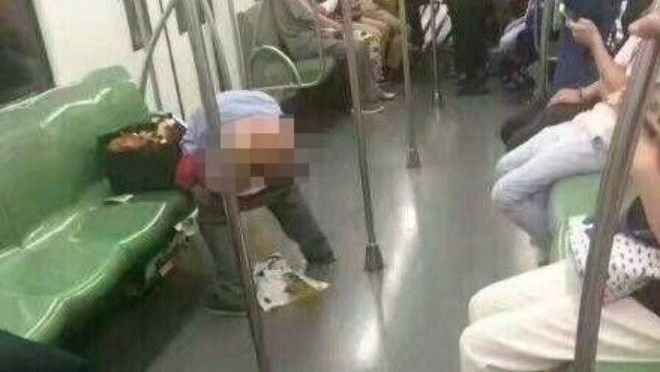 Trung Quốc: Ngang nhiên đi vệ sinh ngay trên sàn tàu điện ngầm
