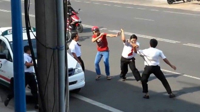 Tranh giành khách hàng, lái xe taxi đâm đồng nghiệp thấu ngực