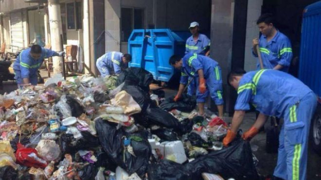 Lục tung 5 tấn rác trong vòng 3 tiếng để tìm kiếm chiếc Iphone bị đánh rơi