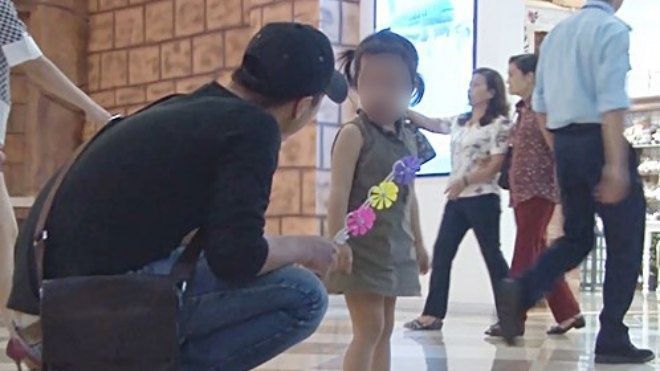 Tiết lộ gây sốc vụ bé gái mất tích bí ẩn trước cổng trường