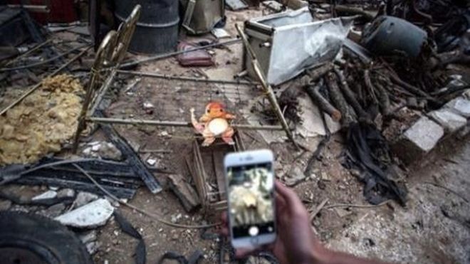 Chơi Pokemon Go giữa đống đổ nát Aleppo