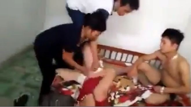 Clip nóng trong ngày: Con dâu ngoại tình với bạn chồng, mẹ chồng bắt tại trận