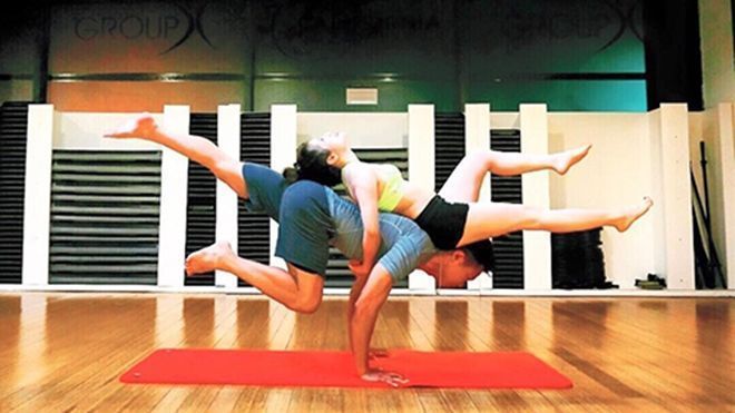 Cô nàng Việt nghiện gym, cõng chồng 74kg nhẹ như lông hồng