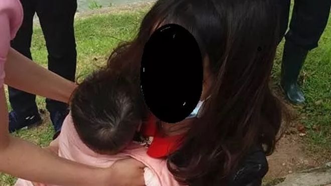 Mẹ mải bắt Pokemon để con 1 tuổi rớt xuống hồ?