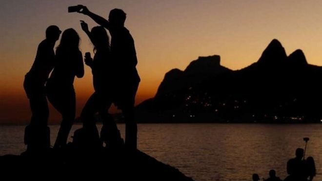 Con mải selfie, cả nhà chết đuối