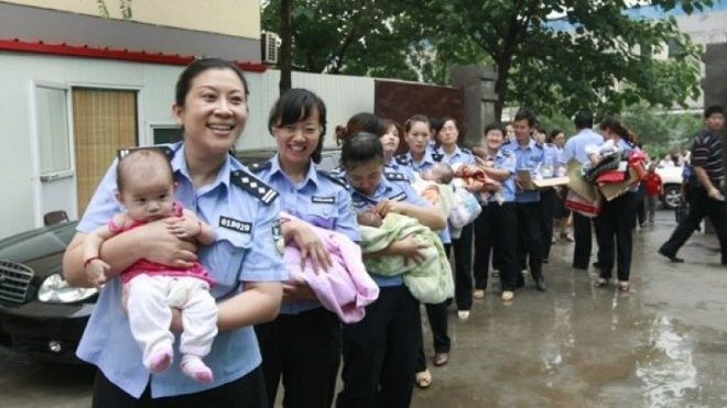 8 bé trai được giải cứu mỏi mòn chờ cha mẹ