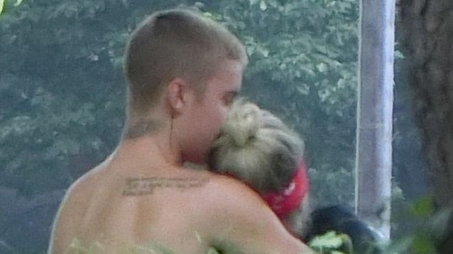 Justin Bieber cởi trần, ôm hôn tình mới cực tình cảm