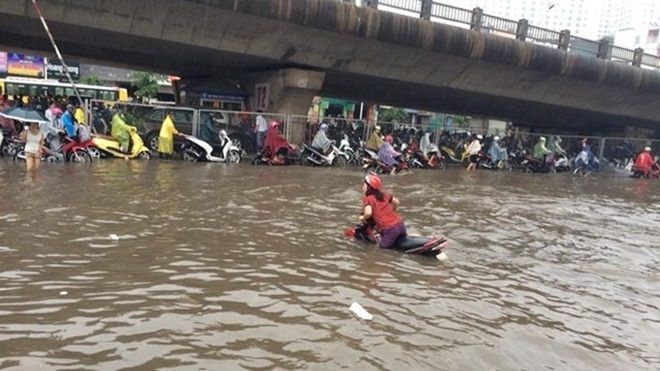 Thần Sét đổ bộ, Hà Nội và các địa phương chìm trong mưa lũ