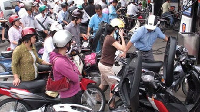 Xăng tăng giá trong ngày bão Thần Sét vào Việt Nam