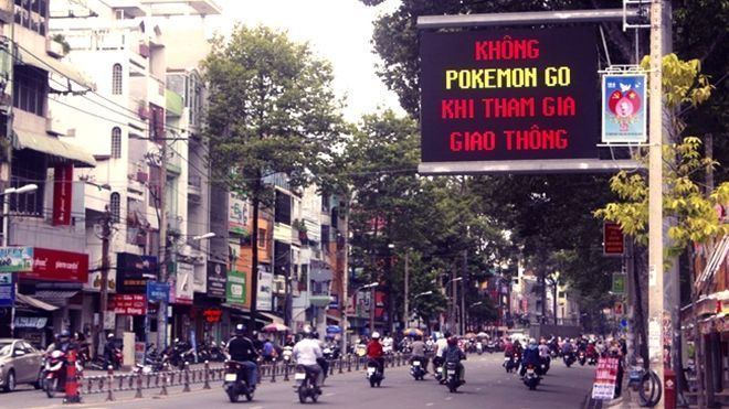 'Không Pokemon Go khi tham gia giao thông' - Sài Gòn chính thức có biển cảnh báo game thủ trên đường phố