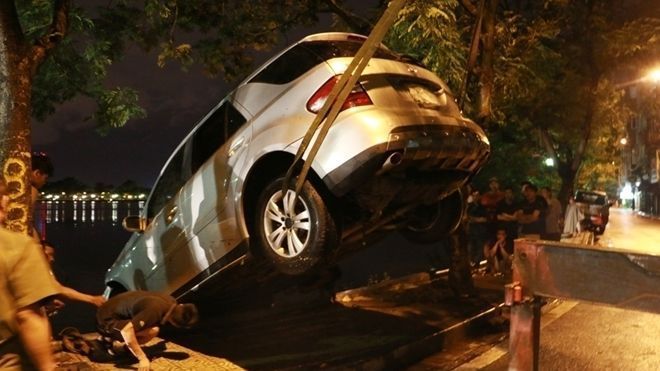 Cận cảnh giải cứu 'Mãnh hổ” Mercedes lao xuống hồ