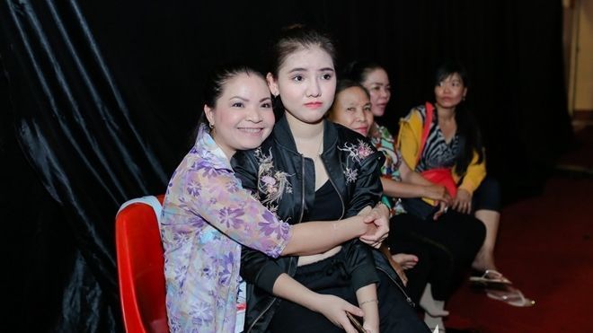 Mẹ Minh Như đã kịp từ Mỹ về Việt Nam ủng hộ 'con gái cưng' trước thềm chung kết