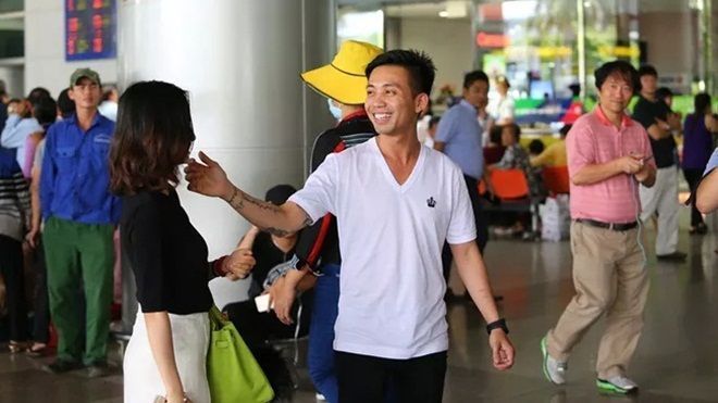 Minh Nhựa ra sân bay đón vợ con từ Hàn Quốc trở về sau những ngày vật vã đòi tự tử