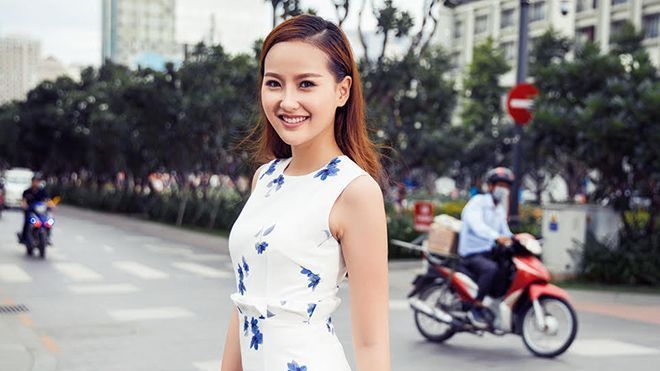 Khánh Ngân dịu dàng xuống phố, khoe nụ cười ngọt ngào trước 'chặng đua' cuối