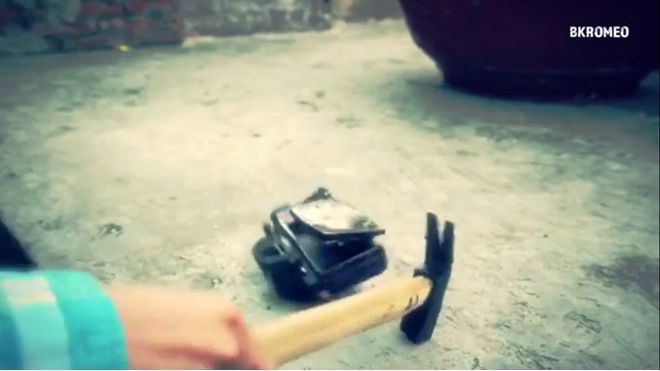 Xôn xao clip nam thanh niên tức giận đập máy ảnh đắt giá