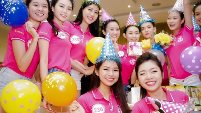 Dù cạnh tranh khốc liệt, các thí sinh Hoa hậu Việt Nam vẫn thân thiết như thế này!