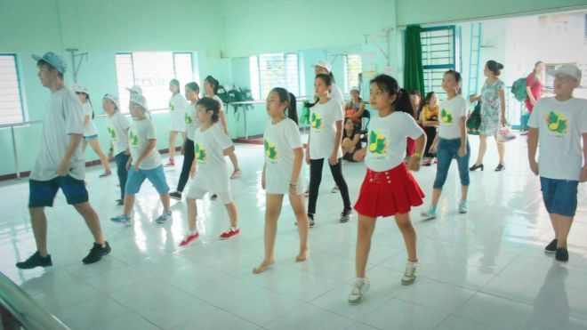 Noo Phước Thịnh rèn vũ đạo cho học trò trước vòng Đối đầu The Voice Kids