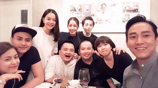 Hoàng Thùy Linh - Vĩnh Thụy dính chặt nhau trong tiệc sinh nhật Phạm Quỳnh Anh