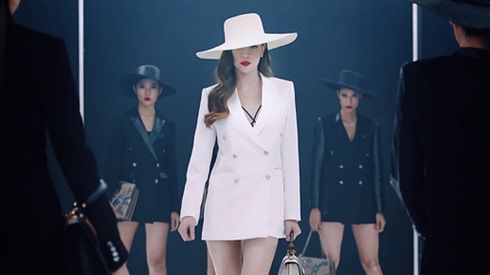 Bạn sẽ phải 'ngã ngửa' khi biết được số tiền đầu tư 6 chiếc túi hiệu trong MV của Hà Hồ