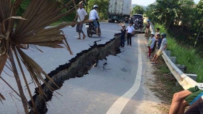 Xuất hiện vết nứt sâu kéo dài 30 mét trên Quốc lộ ở Yên Bái