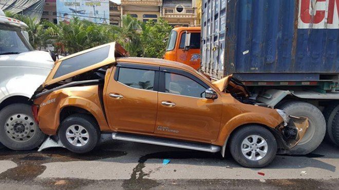 Xe bán tải nát bươm như xe đồ chơi sau cú tông của 'hung thần' xa lộ