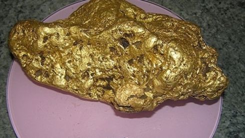 Tưởng nhặt phải rác, hóa ra là cục vàng 4 kg