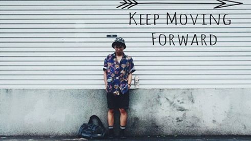 Chỉ với background cửa nhà, tín đồ thời trang tạo ra những outfit đẹp 'để đời'