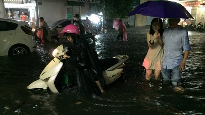 Sài Gòn mưa tầm tã, kẹt xe, ngập nặng nhiều nơi