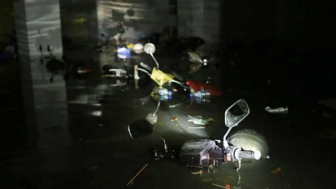 Ôtô, xe máy bị nhấn chìm sau trận mưa lớn ở Sài Gòn