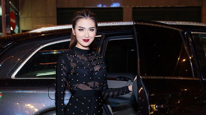 Ngọc Loan mặc hở bạo, đội mưa lớn đi sự kiện