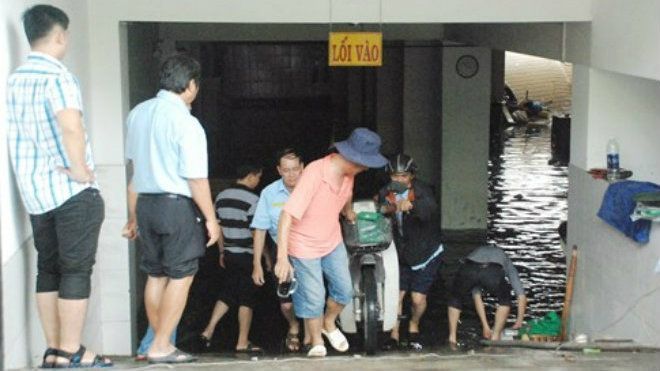 Dân Sài Gòn vất vả 'giải cứu' xe máy, ô tô bị nước ngập trong hầm