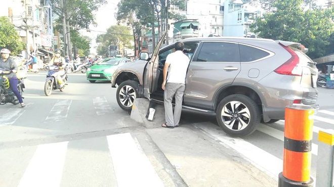 Trụ bê tông được nhiều tài xế 'hôn' nhất Sài Gòn là đây