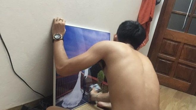 Bị vợ giận là hì hụi ngồi lau ảnh cưới - 'ông chồng của năm' chắc chắn đây rồi