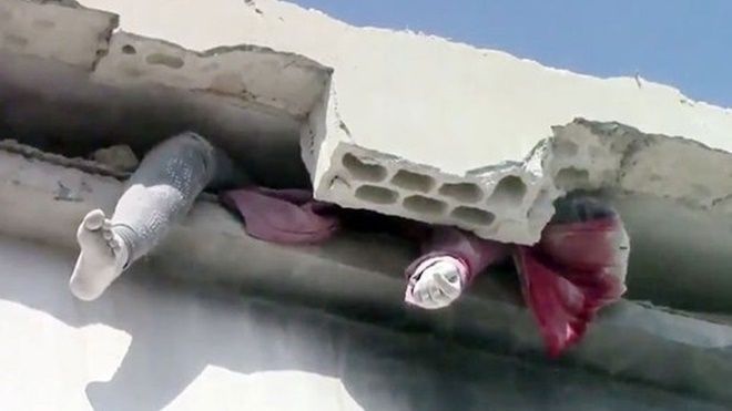 Ảnh thi thể phụ nữ Syria bị tường đè bẹp khiến thế giới rúng động