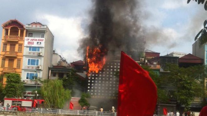 Phát hoảng với clip quán karaoke bốc cháy ngùn ngụt tại Hà Nội