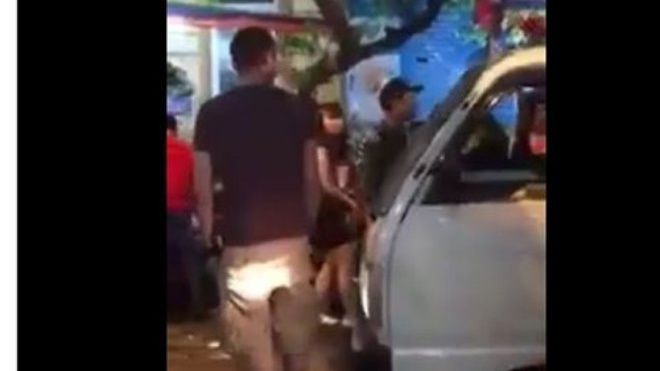 Tranh cãi clip 'anh Tây' chặn xe biển xanh trên phố đi bộ ở Hà Nội