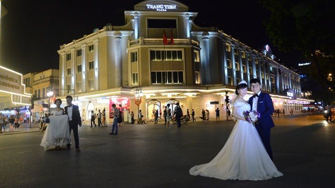 Trước và sau khi cấm xe các phố quanh Hồ Gươm thật quá khác lạ