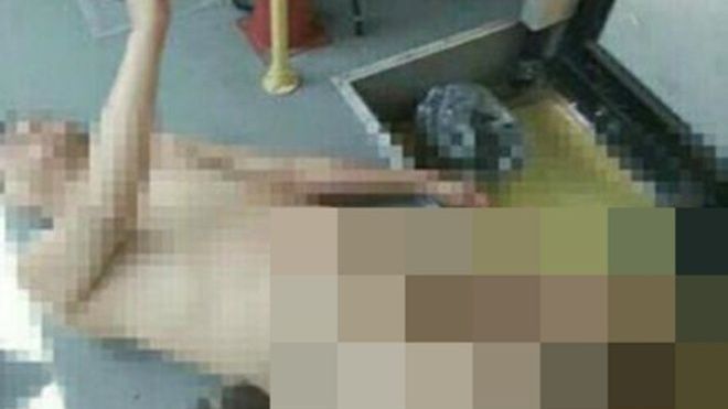 Gã đàn ông biến thái bất ngờ cởi hết quần áo để quấy rối nữ hành khách trên xe buýt