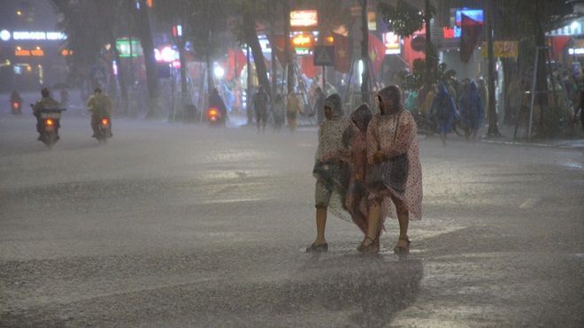 Hàng trăm người tắm mưa thỏa thích giữa phố đi bộ Hoàn Kiếm