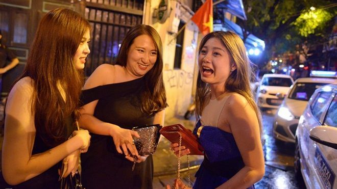 Hà Nội đêm đầu được 'quẩy' đến 2h sáng