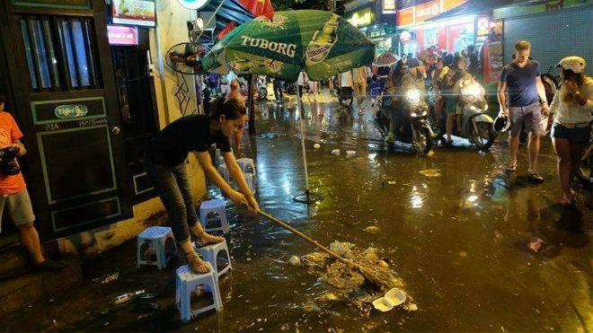 Phố đi bộ quanh Hồ Gươm ngập nước và rác sau cơn mưa
