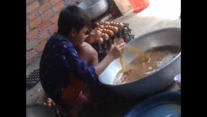 Rùng mình trước clip chế biến trứng gà nướng nổi tiếng Sài Gòn