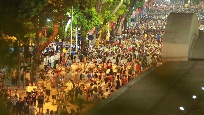 Cảnh tượng đông đúc choáng ngợp ở phố đi bộ Hà Nội trong đêm 2/9